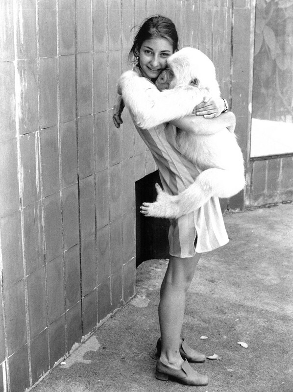 Floquet de Neu abraçat a una cuidadora